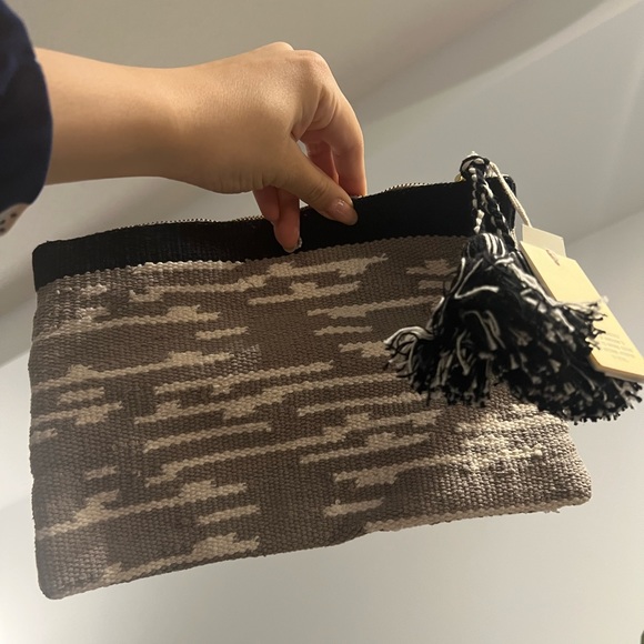 Aritzia Serrated Lines Pouch - Picture 1 of 2